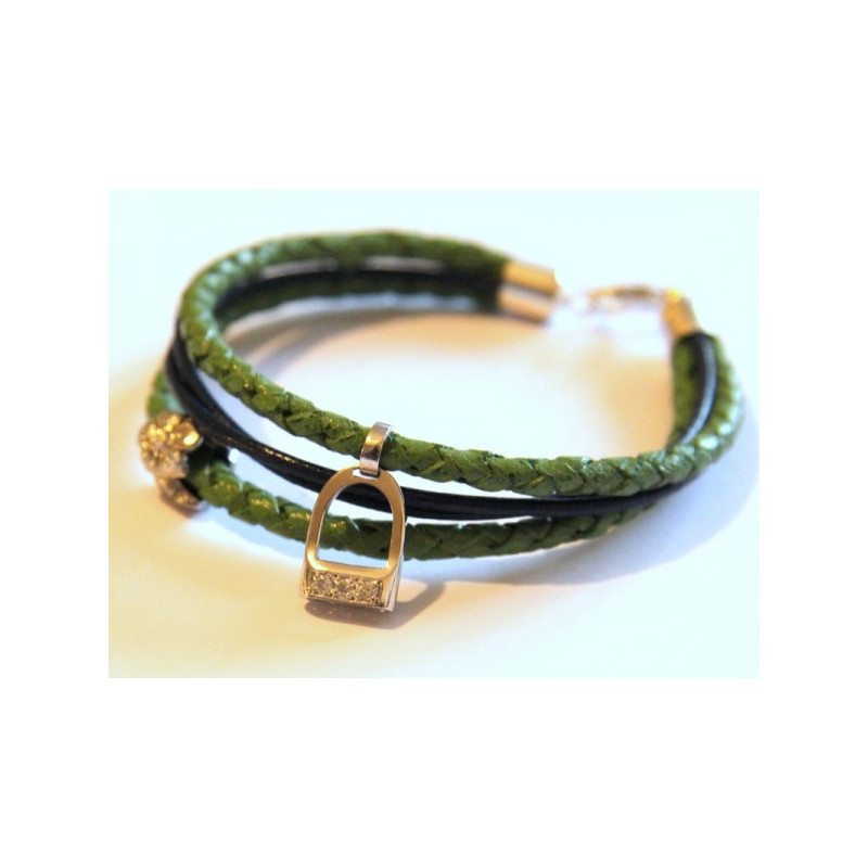 náramek s zelenomodrou kůží a stříbrným třmenem