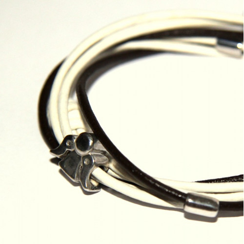 Náramek s kůží a stříbrnými ozdobami