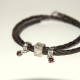 Náramek s kůží a stříbrnými ozdobami