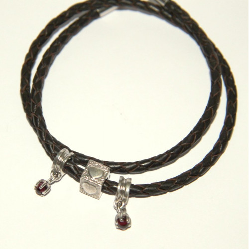 Náramek s kůží a stříbrnými ozdobami