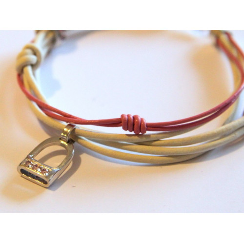 Náramek s kůží a stříbrným třmenem zdobeným zirkony