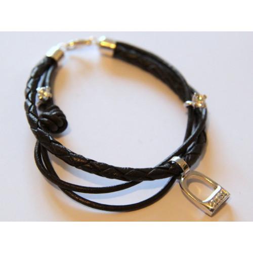 Náramek s kůží a stříbrným třmenem zdobeným zirkony