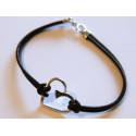 Náramek s kůží zdobený stříbrným podkovákem ve tvaru srdce