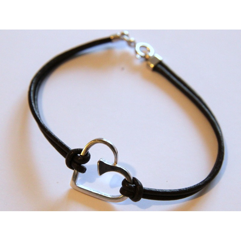 Náramek s kůží zdobený stříbrným podkovákem ve tvaru srdce