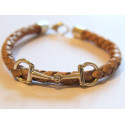 Náramek s kůží a stříbrnými ozdobami ve tvaru udidla