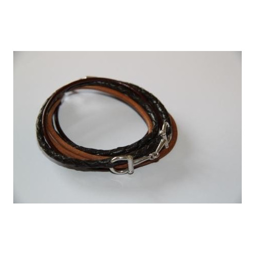 Náramek s hnědou kůží a stříbrnými ozdobami ve tvaru udidla