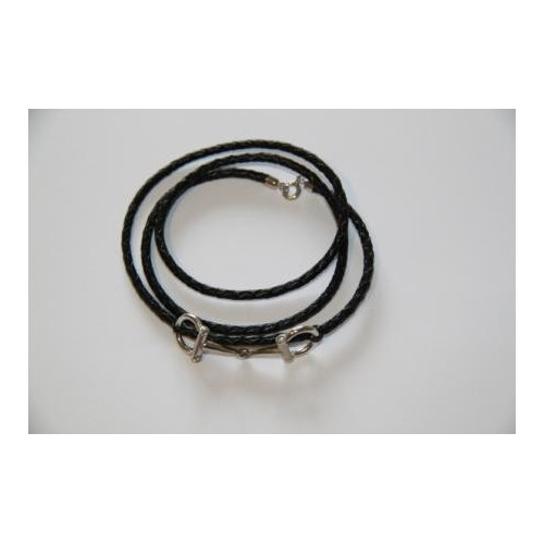 Náramek s hnědou kůží a stříbrnými ozdobami ve tvaru udidla