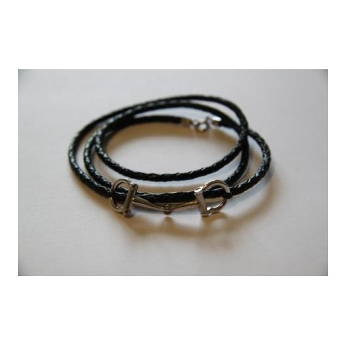 Náramek s hnědou kůží a stříbrnými ozdobami ve tvaru udidla