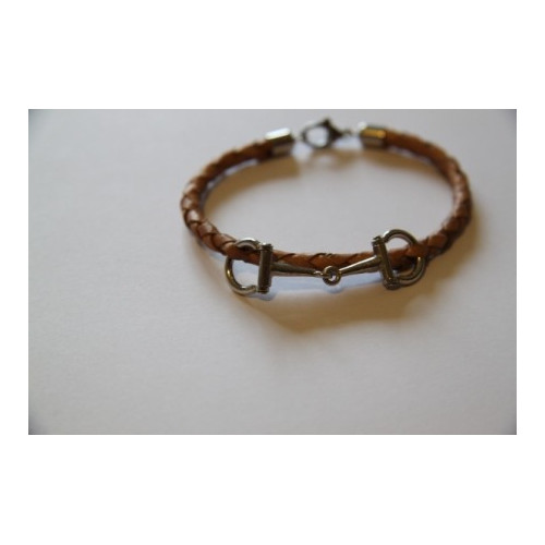 Náramek s kůží a stříbrnými ozdobami ve tvaru udidla