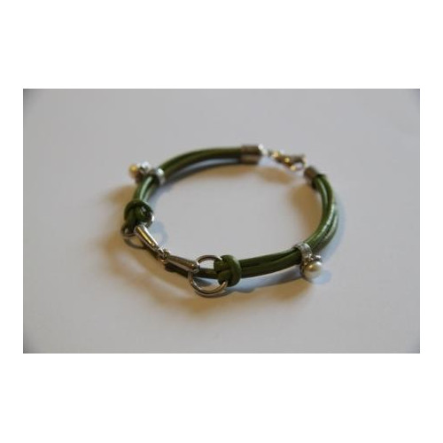 Náramek s zelenou kůží a stříbrnými ozdobami ve tvaru udidla-oliva