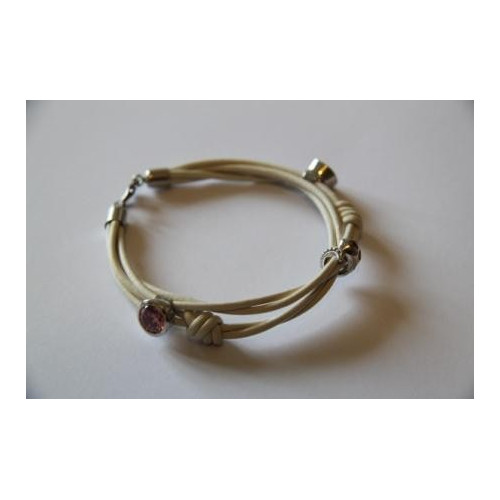 Náramek s bílou kůží a stříbrnými ozdobami osázena pink zirkony