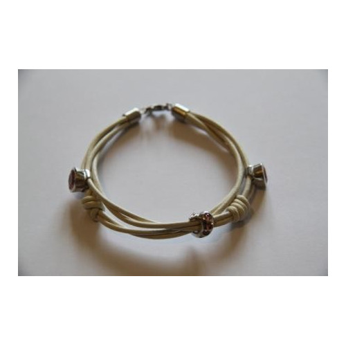 Náramek s bílou kůží a stříbrnými ozdobami osázena pink zirkony