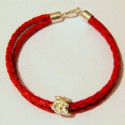 Náramek s červenou kůží a stříbrnou kytičkou